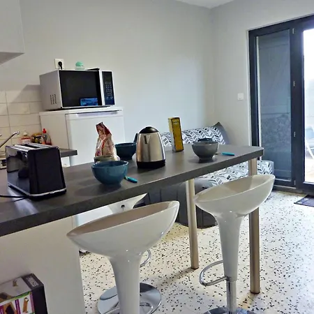 Apartment T2 Renove, Climatise, Avec Terrasse Et Parking, Proche - Fr-1-387-166 *